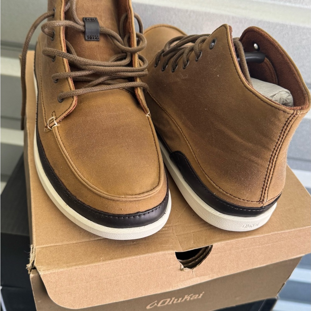 OluKai Men's Tan Chukka Boots